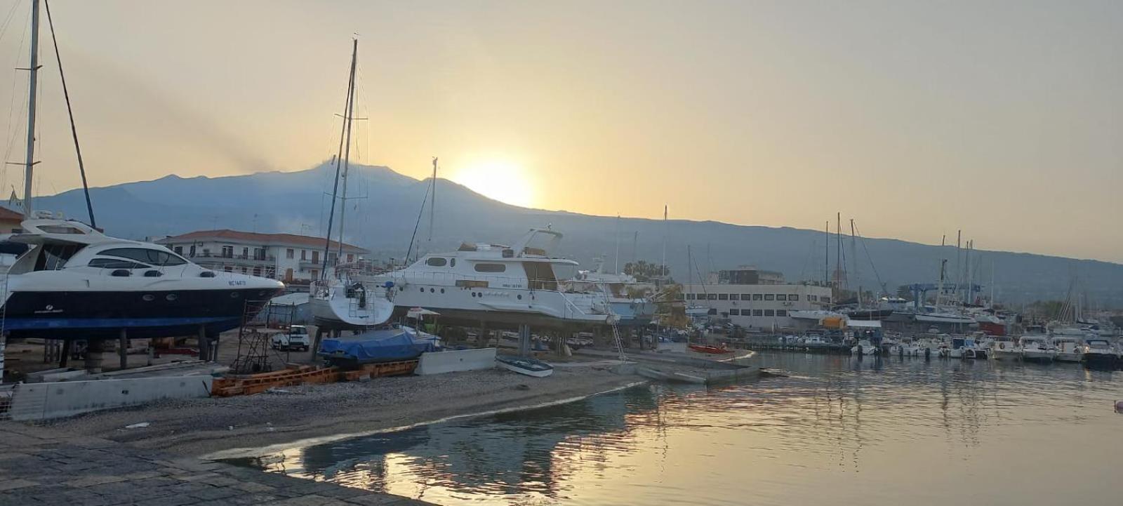 Alba Marina E Tramonti Etnei Lejlighed Riposto Eksteriør billede